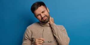 how does syphilis affect the spinal cord