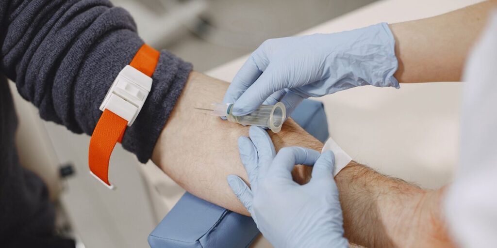 can a person with undetectable hiv donate blood